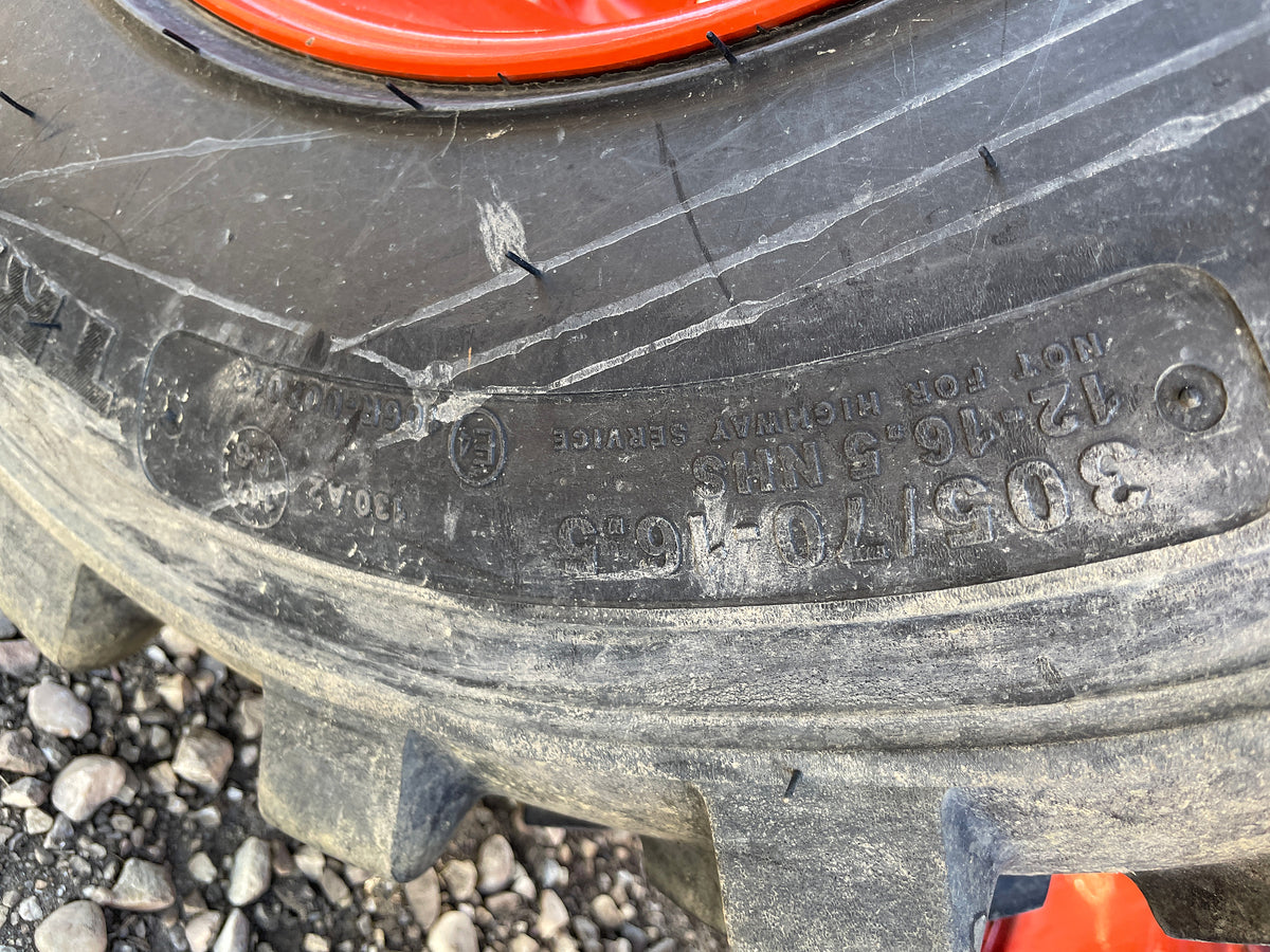 2020 Kubota B2301HSD-1 tractor, tire tread