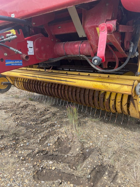 New Holland RB560 Specialty Crop Round Baler