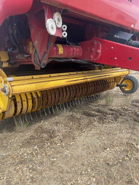 New Holland RB560 Specialty Crop Round Baler