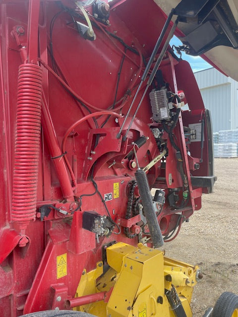 New Holland RB560 Specialty Crop Round Baler