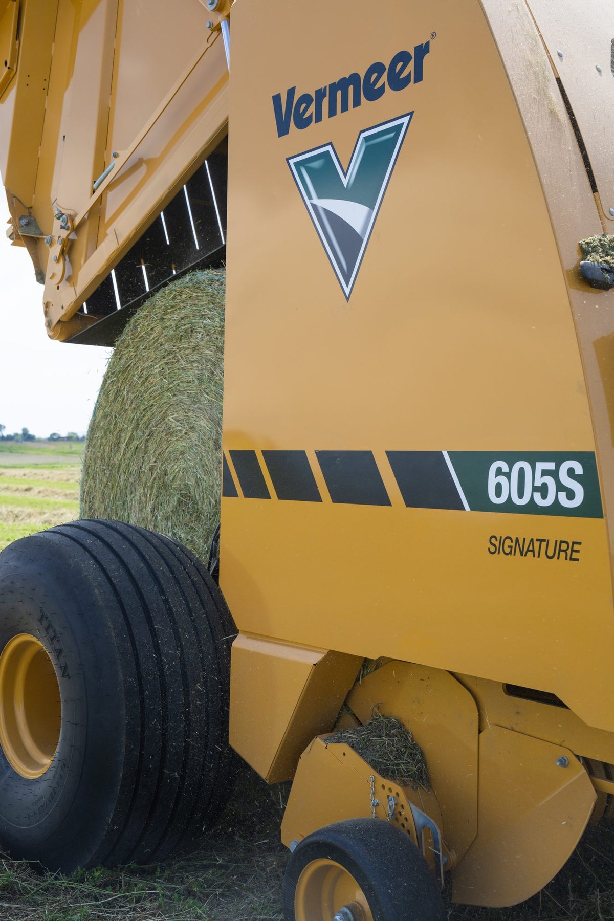 Vermeer 605S Signature round baler side close-up