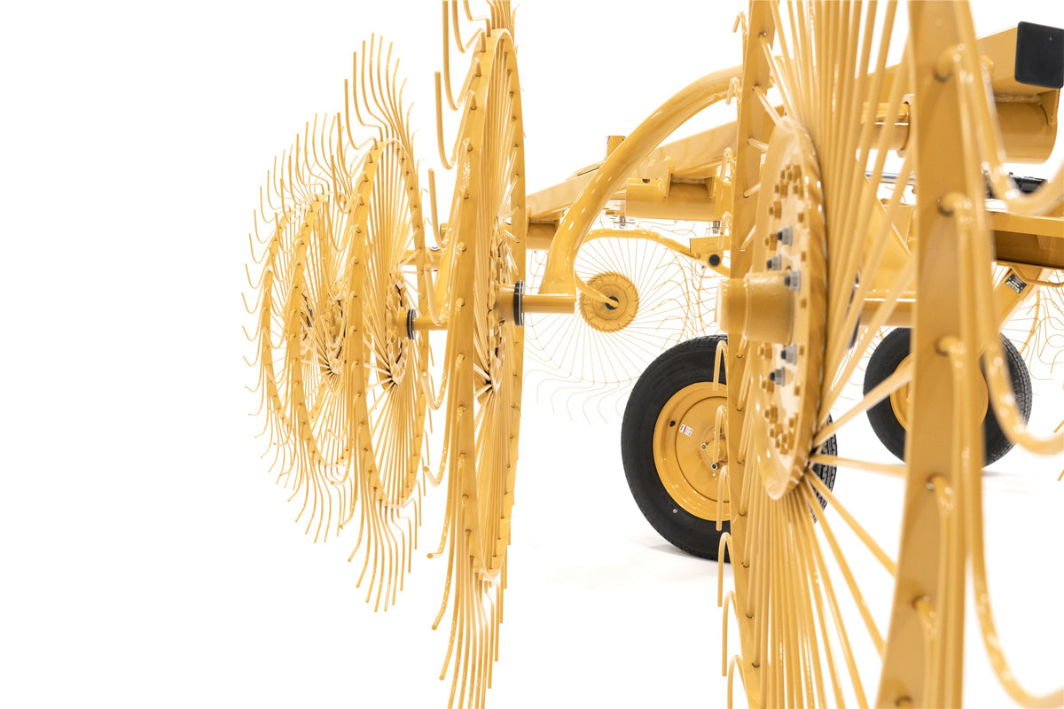 The VRC1022's rake wheels and tines, seen end-on along the toolbar